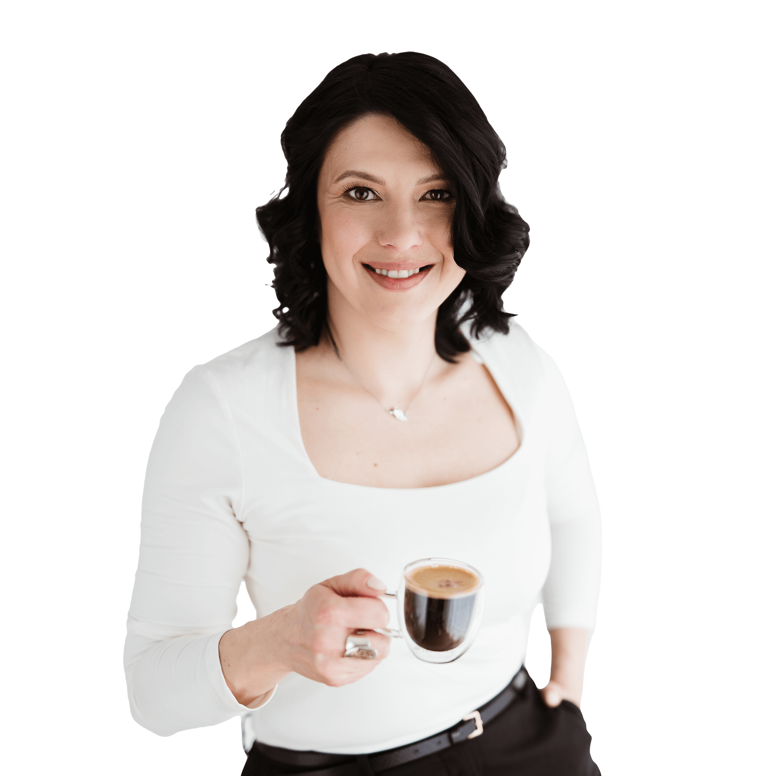 Anna Ziętara z filiżanką czarnej kawy, uśmiechnięta współtwórczyni marki Rise Up Team, ekspertka od Pinteresta i montażu wideo.