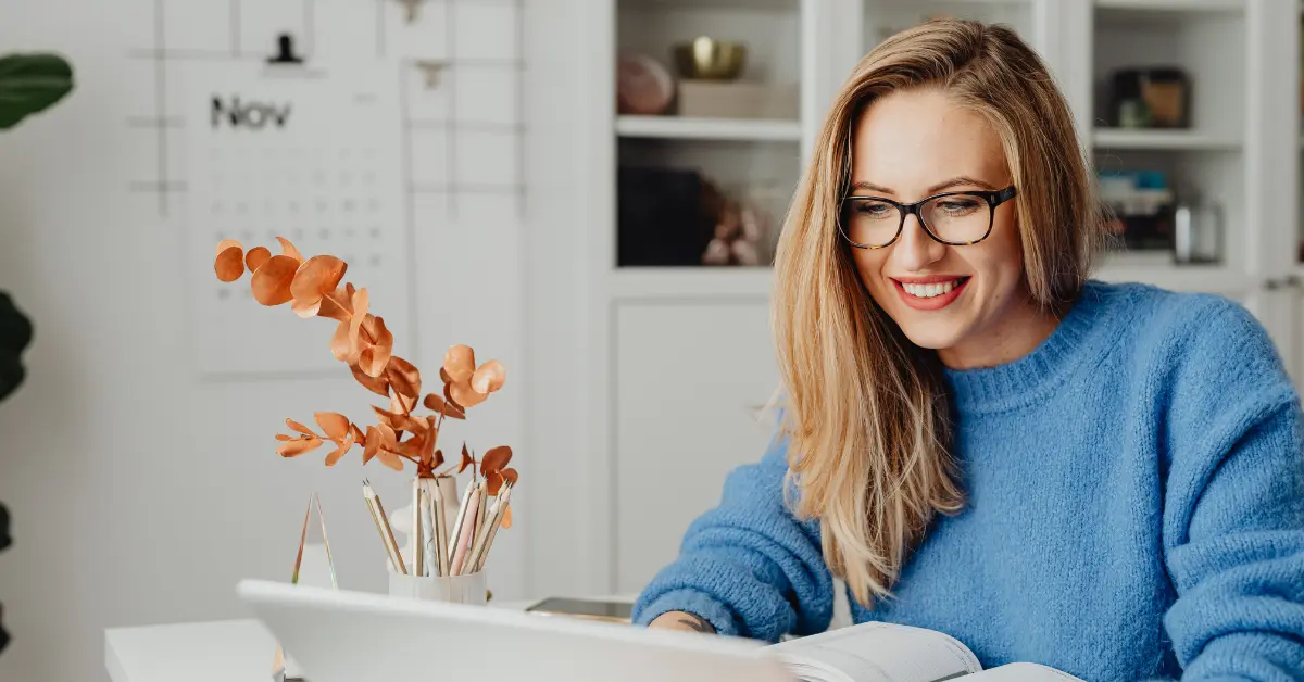 Kobieta pracująca przy biurku nad strategią marki online, spokojna praca w domowym biurze bez chaosu w marketingu.