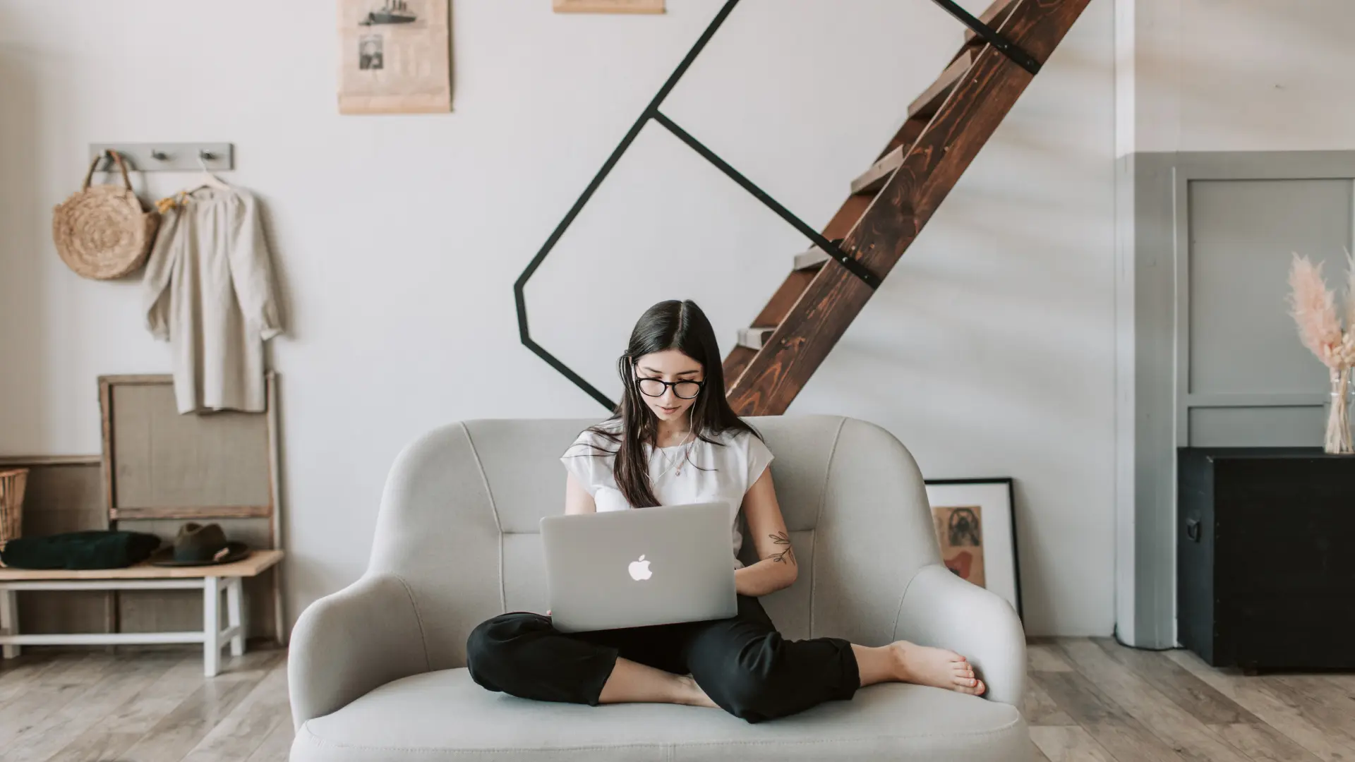 Kobieta pracująca na laptopie w domowym biurze — symbol budowania marki online i tworzenia strony internetowej dla ekspertki.
